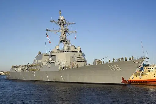 USS Thomas Hudner w linii