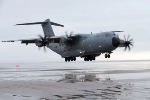 Atlas z załogą RAF operuje z plaży
