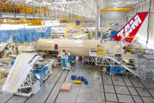 Montaż pierwszego A350 dla TAM