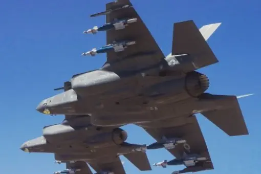 F-35A ćwiczą loty z uzbrojeniem