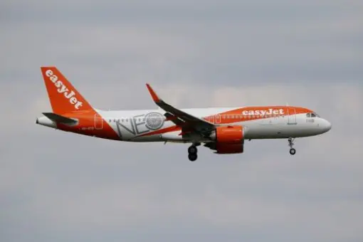 easyJet ograniczą emisję dwutlenku węgla