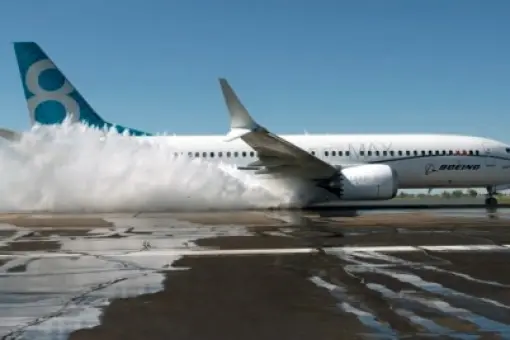 737 Max 8 na wodzie