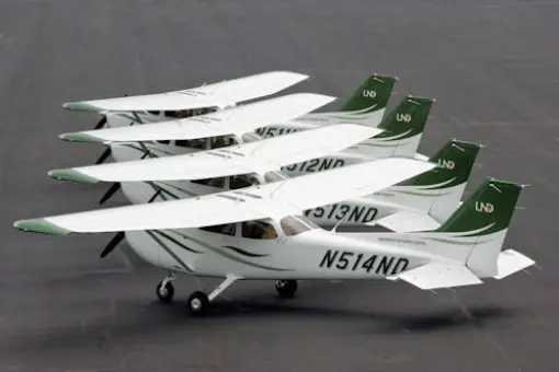 25 Cessna 172 dla UND 