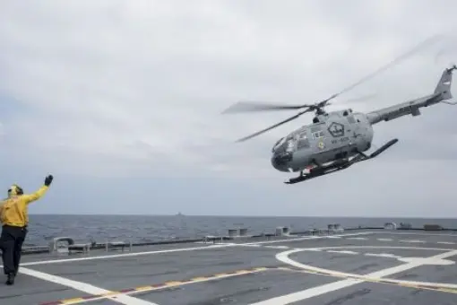 Indonezyjski śmigłowiec na USS Fort Worth