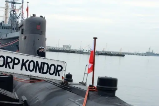 Opuszczenie bandery na ORP Kondor 