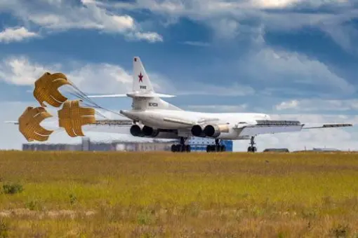 Dwa Tu-160 w bazie Anadyr