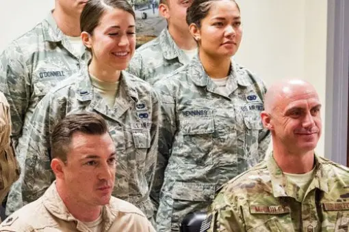 Dymisja z USAF za wulgarne rysunki