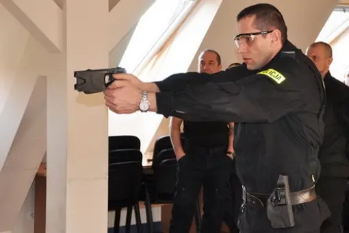 Więcej paralizatorów dla Policji