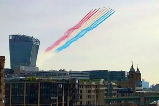 Red Arrows nad Londynem