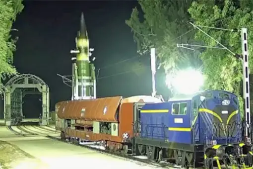 Test Agni-P z platformy kolejowej