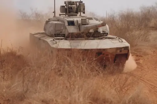 Chińczycy ćwiczą z czołgami Type 100