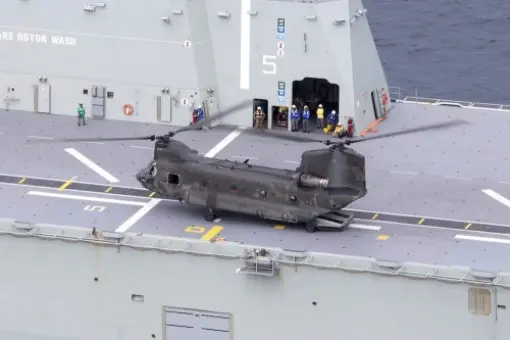 Chinook na HMAS Canberra