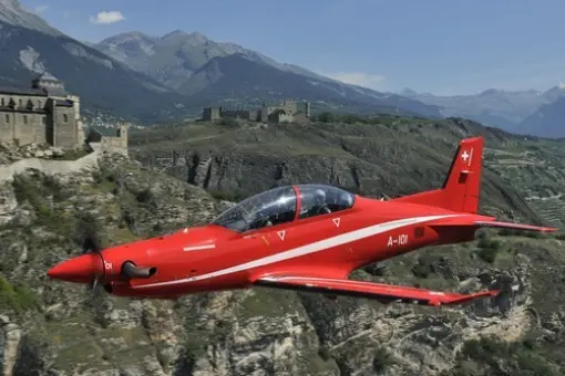 PC-21 w pakiecie z Hawkami