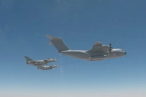 A400M tankuje Rafale 