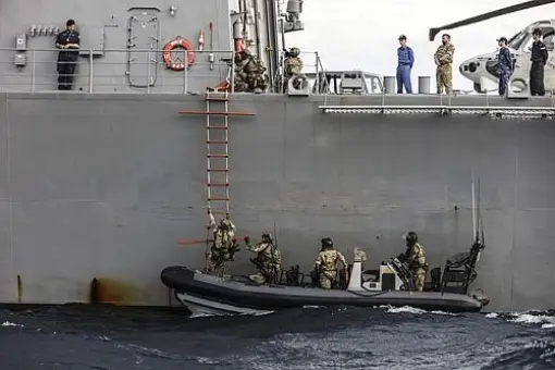 HMS Sutherland ćwiczy w Japonii