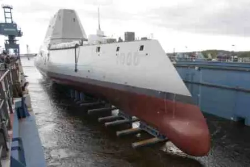 Nowy termin chrztu USS Zumwalt
