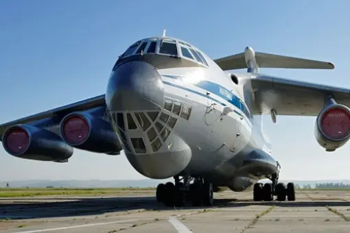 Ił-76 wylądował poza pasem