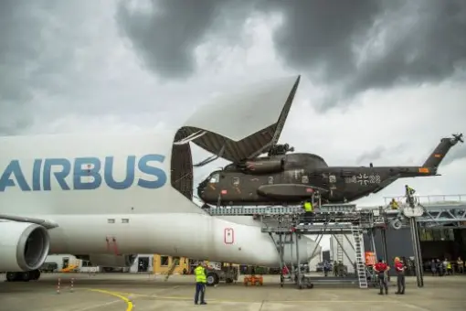 Beluga przewozi CH-53