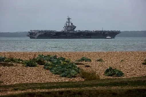 USS George H.W. Bush w Portsmouth
