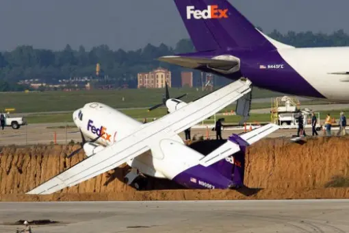 5 samolotów uszkodzonych przez tornado