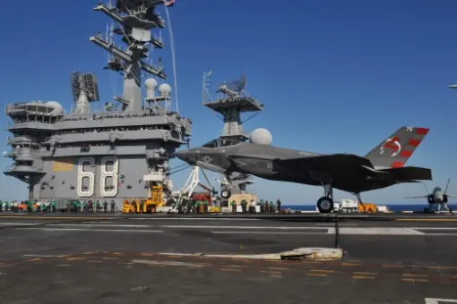 F-35C ląduje na lotniskowcu