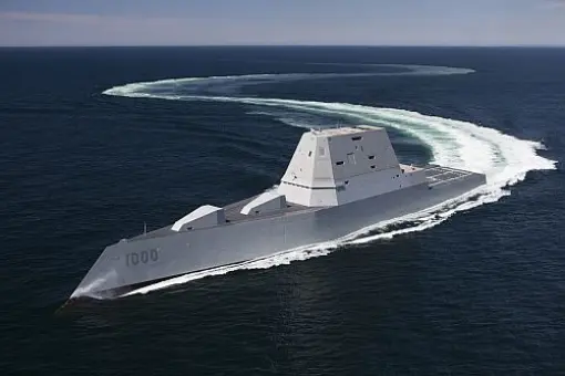 USS Zumwalt w drodze do San Diego