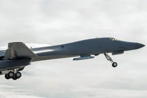 B-1B z JASSM pod kadłubem