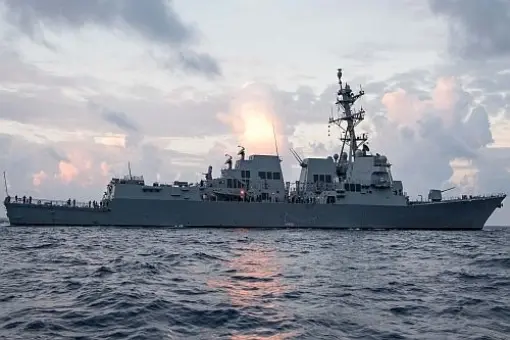 USS Ralph Johnson w linii