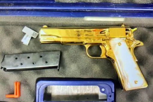 Złoty pistolet w bagażu podręcznym