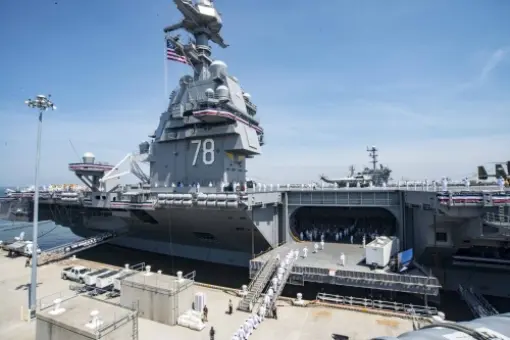 USS Gerald R. Ford w linii