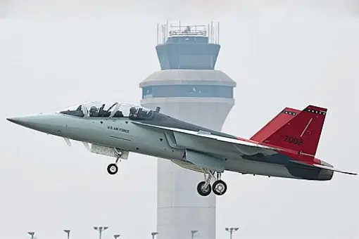 Pierwszy przedprodukcyjny T-7A oblatany