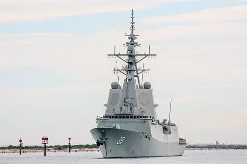 HMAS Hobart w drodze do Sydney