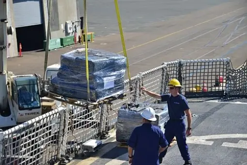 USCG przekazuje kontrabandę