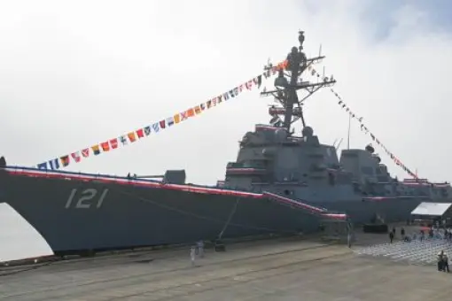 DDG 121 przyjęty do służby