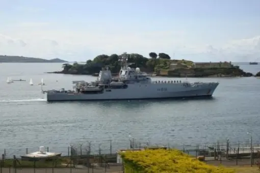 HMS Enterprise na pomoc imigrantom