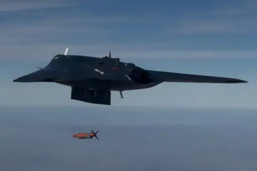 Anka III zrzuca bombę Tolun
