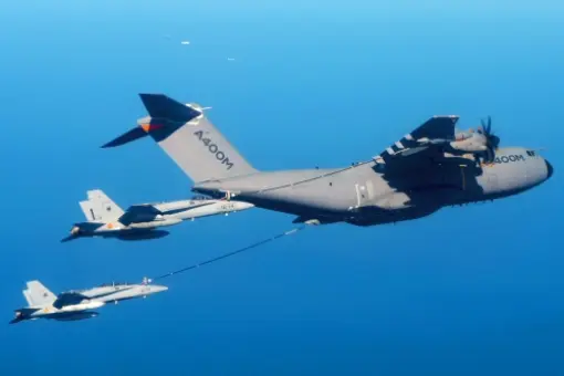 A400M tankuje Hornety