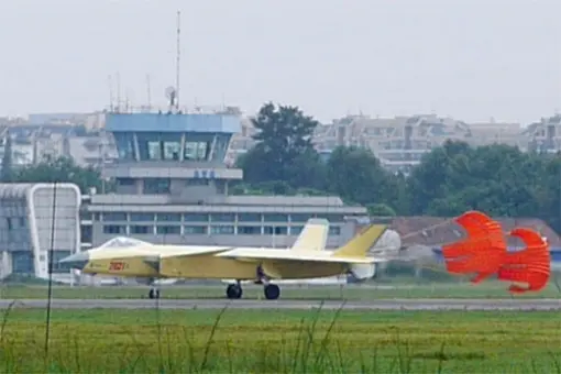 Oblot J-20 z silnikami WS-10