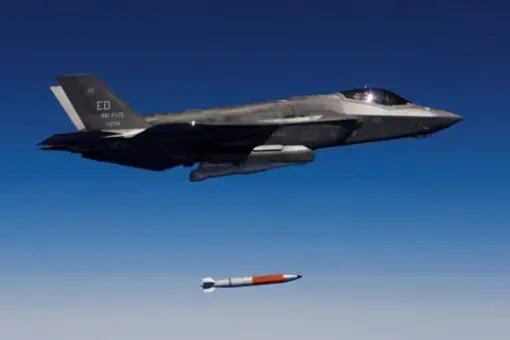 F-35A zrzuca B61-12