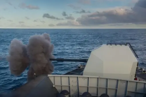 HMS Montrose na poligonie w Stavanger