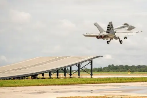 Super Hornet startuje z rampy
