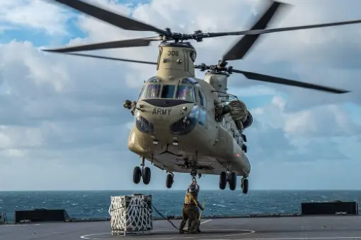 CH-47F operuje z HMAS Choules