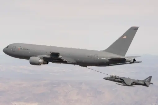 Harrier tankuje z KC-46A