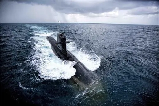 INS Kalvari wystrzelił torpedę