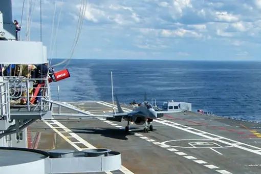 Indyjski pilot lądował na lotniskowcu