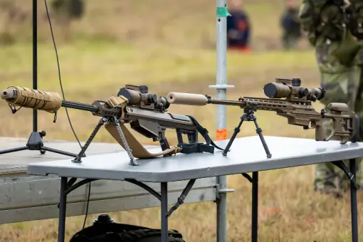 Szwedzi odbierają karabiny snajperskie
