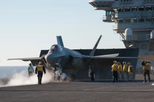 F-35C startuje z lotniskowca
