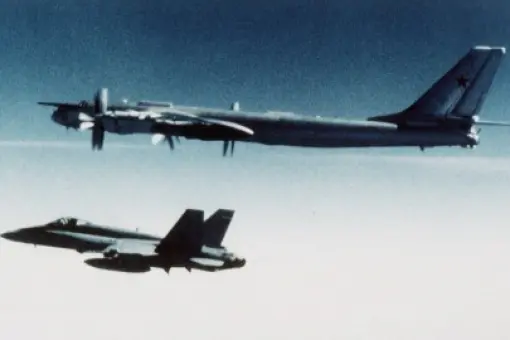 Tu-95 nad USS Nimitz