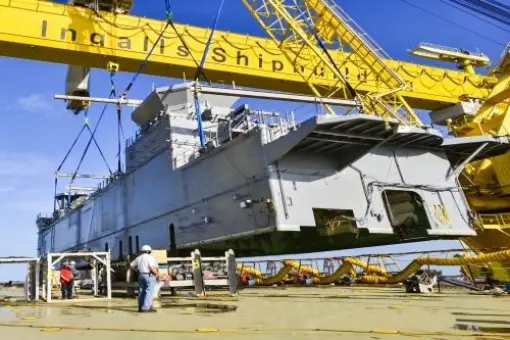 Nadbudówka USS Tripoli gotowa