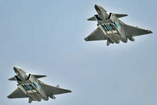 Chińskie J-20 z pociskami PL-15 i PL-10